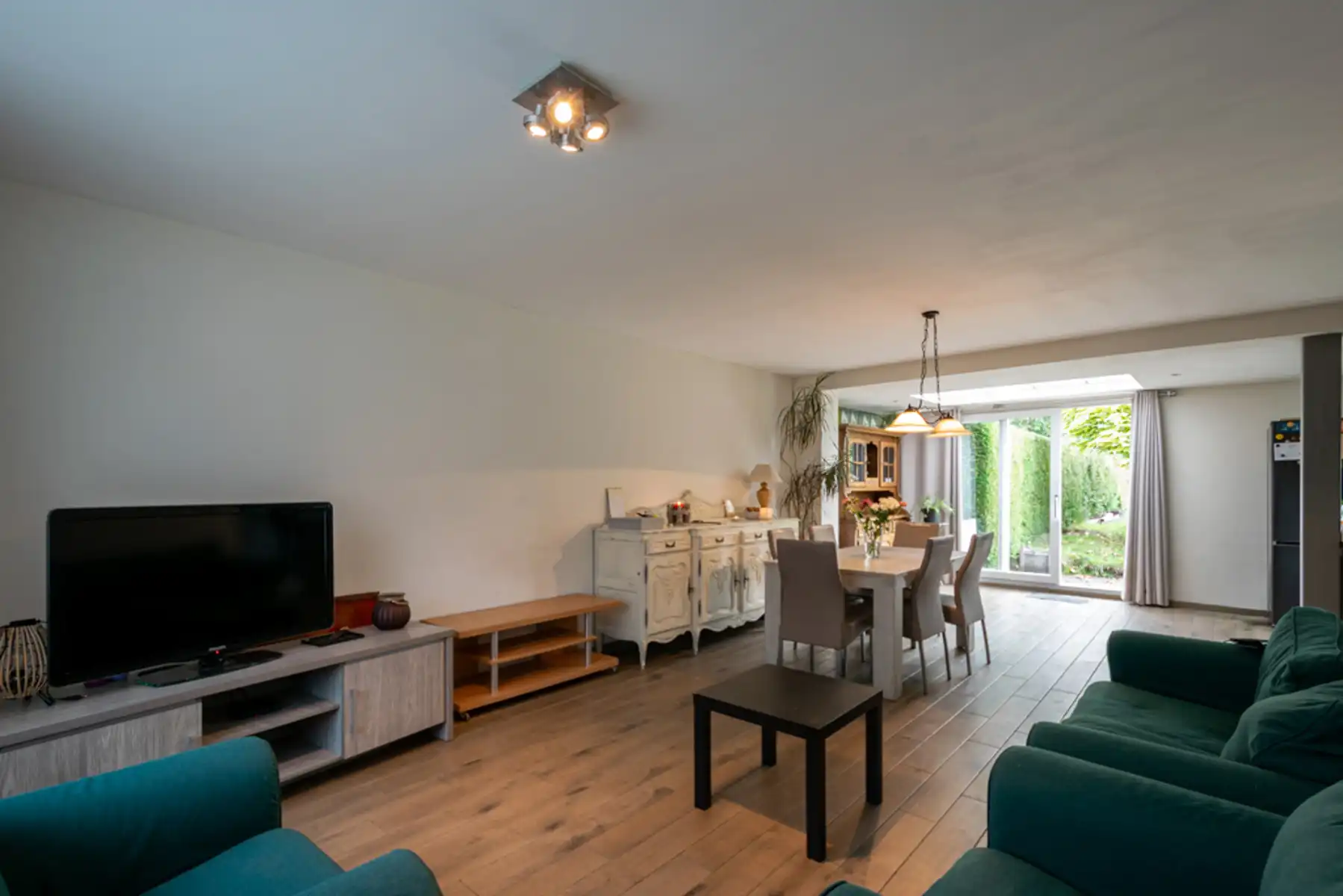 HALFOPEN BEBOUWING MET DUBBELELE GARAGE & MAGAZIJN foto 2