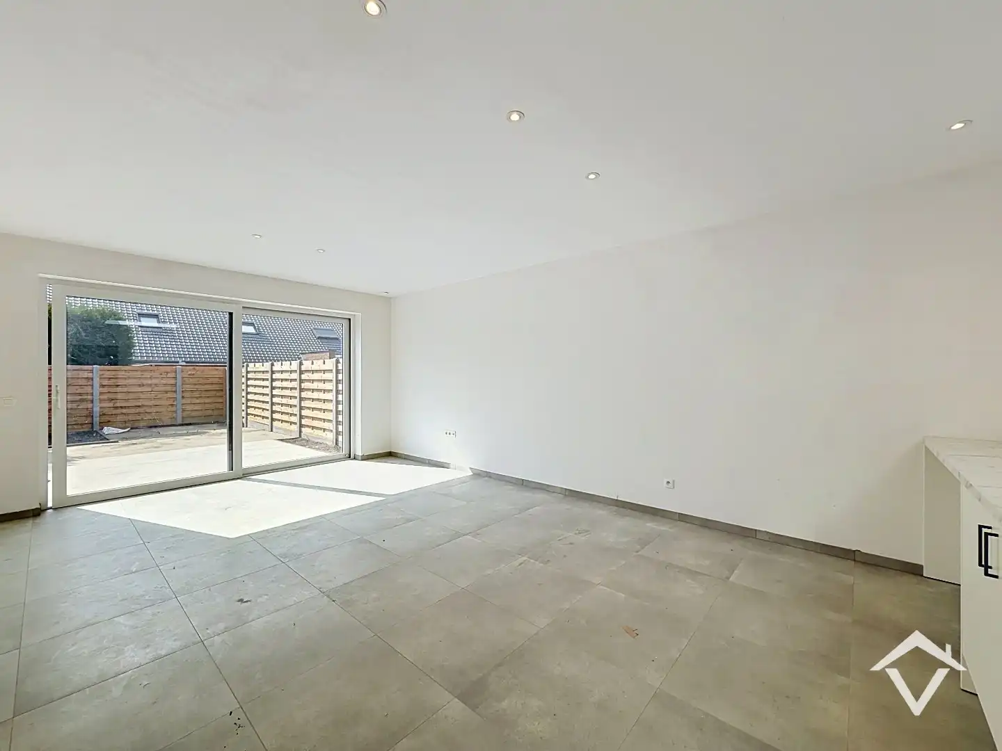 Centraal gelegen nieuwbouwwoning met 3 slaapkamers, tuin en overdekte autostaanplaats foto 14