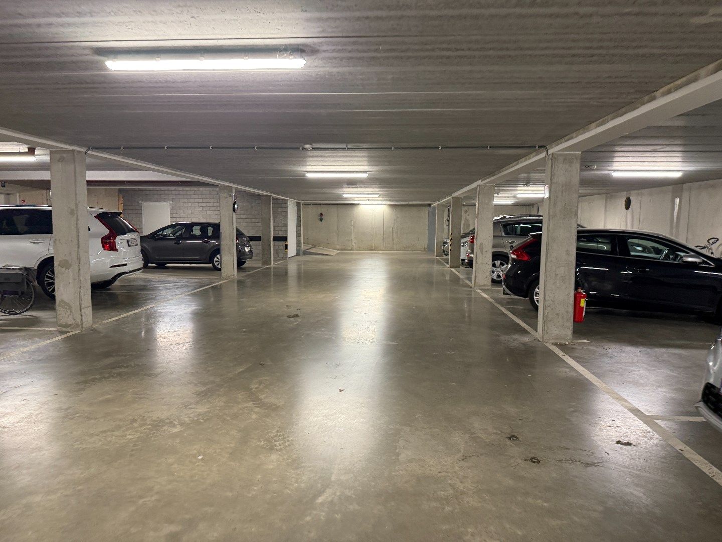 Ondergrondse autostaanplaats in residentieel appartementsgebouw foto 2