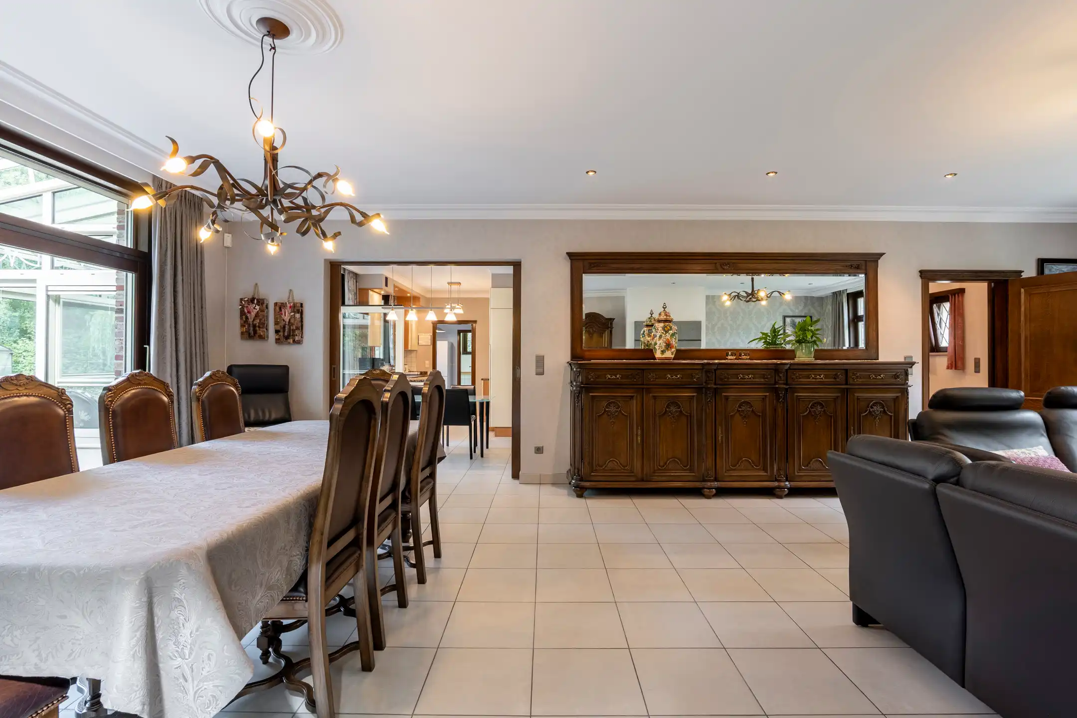 Ruime villa met aangelegde tuin foto 8