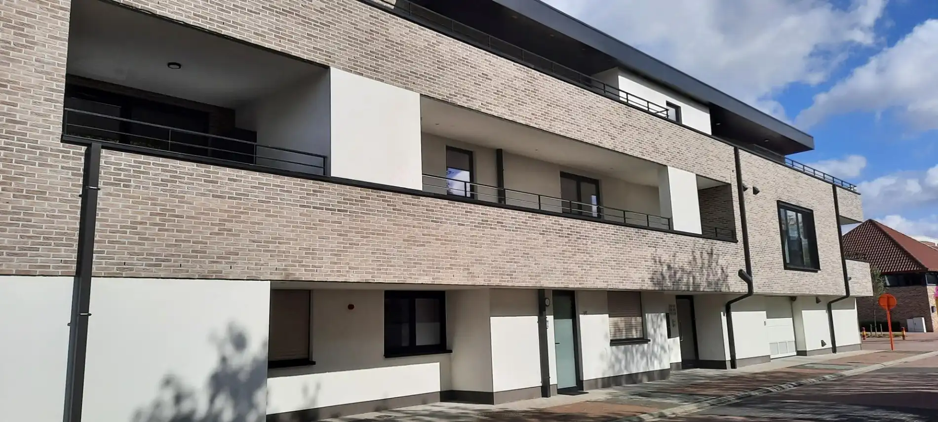 Een prachtig nieuwbouw gelijkvloers appartement met 2 slaapkamers, terras en inpandige autostandplaats. foto 2