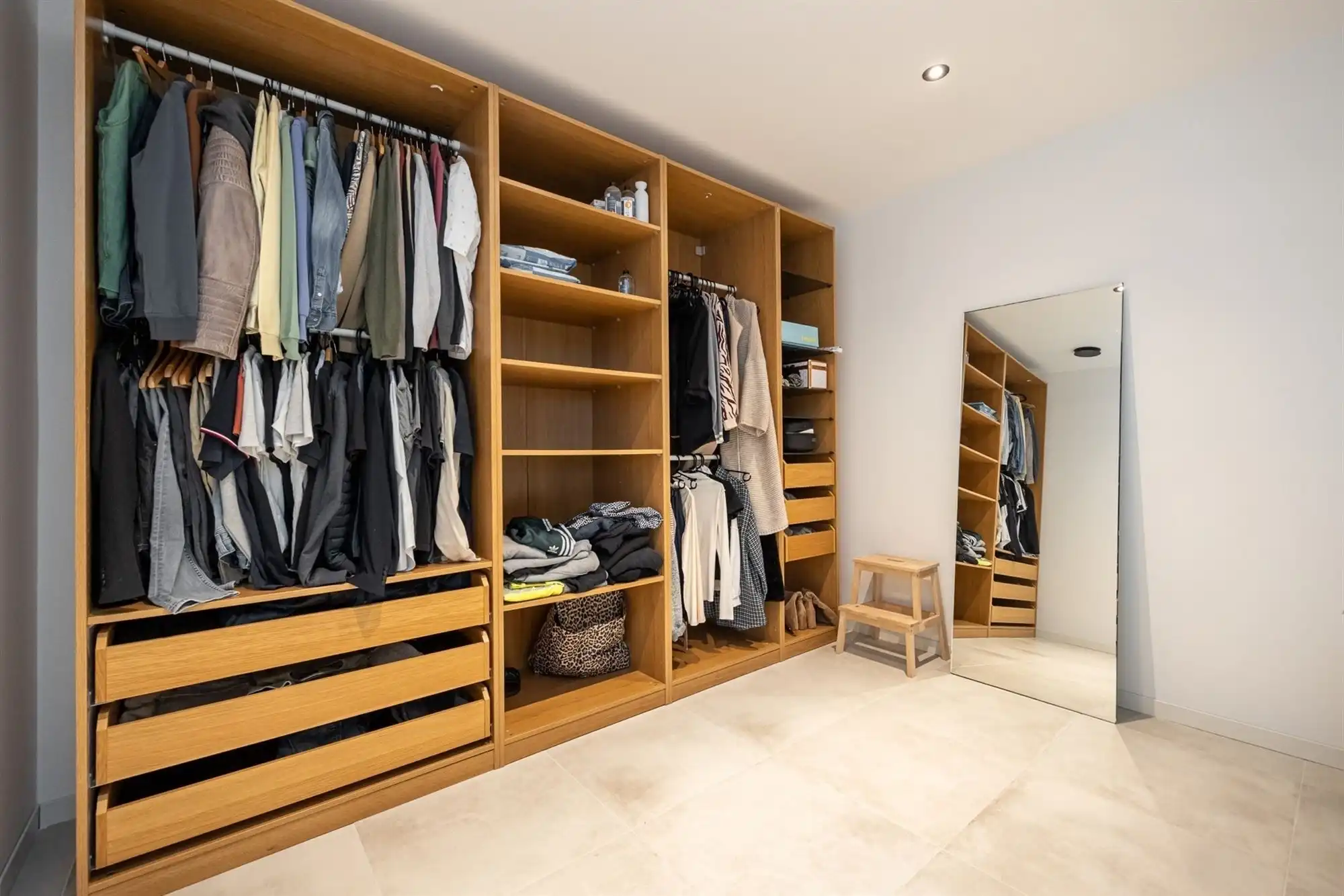 Ruime moderne woning met royale tuin  foto 15