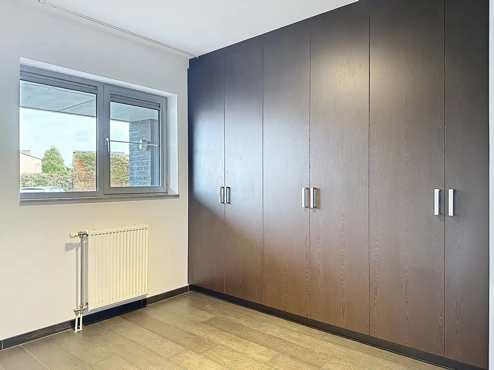 Instapklaar gelijkvloers met twee slaapkamers en ondergrondse staanplaats foto 10