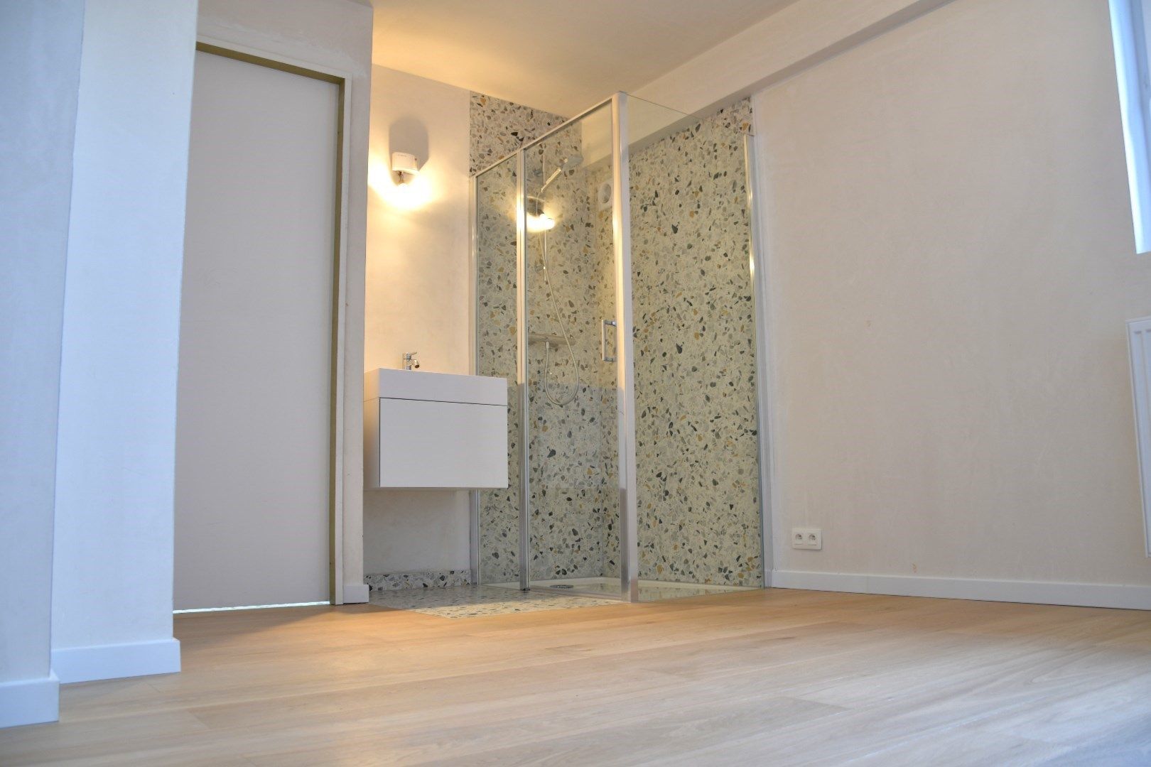 Vernieuwde penthouse met 2 slaapkamers te koop in hartje Gullegem foto 9