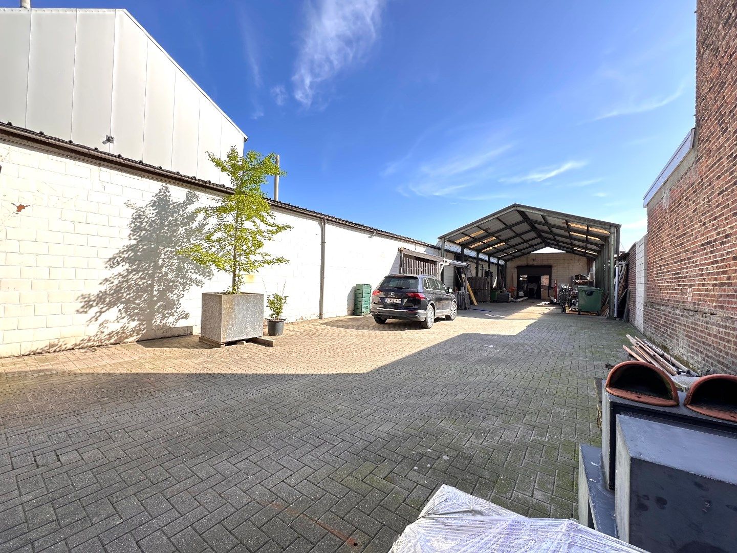 Ruim handelspand met magazijnen, loods, bureelruimte en tuin foto 2
