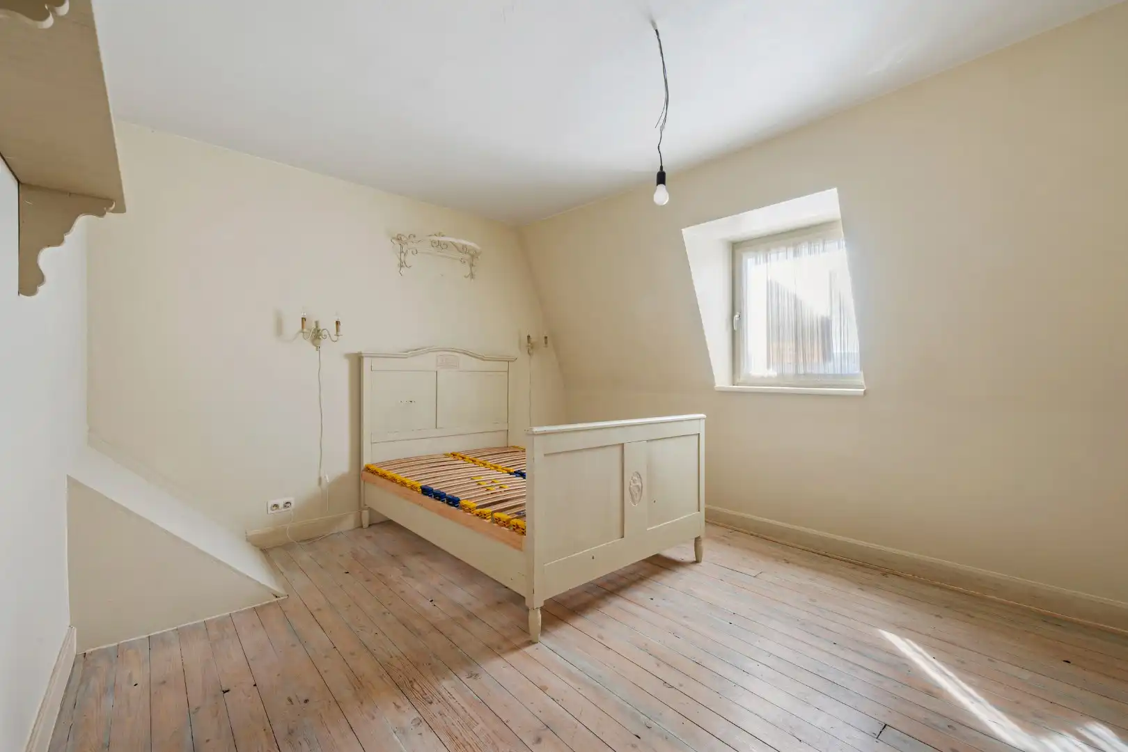 Grotendeels gerenoveerde woning met 2 slaapkamers, ruime zolder en tuin te Menen foto 15