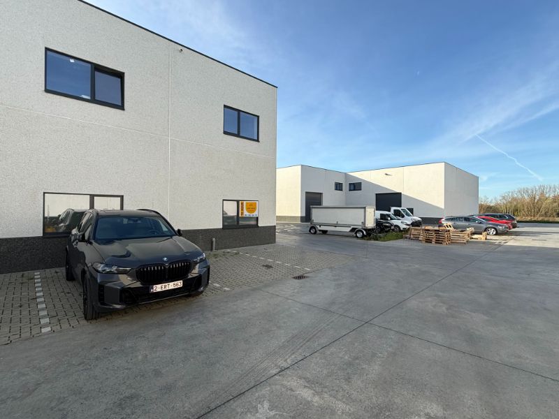 Recent magazijn met kantoorruimte – uitstekende ligging foto {{pictureIndex}}