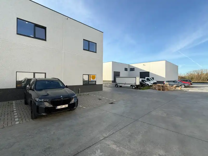 Recent magazijn met kantoorruimte – uitstekende ligging foto {{pictureIndex}}