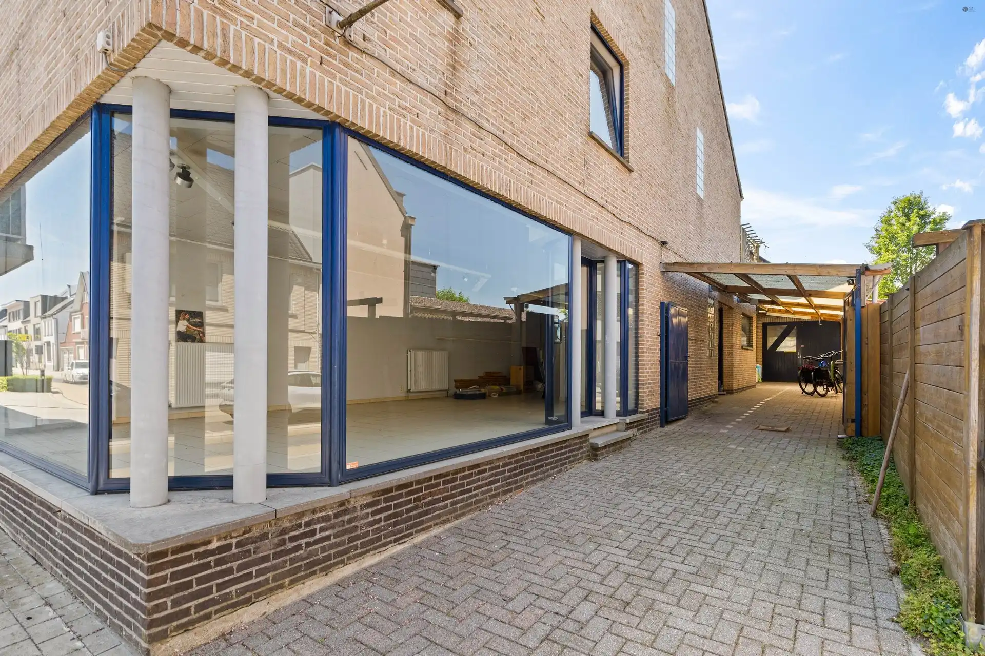 Handelspand met bovenliggende woonst te centrum Stekene foto 2