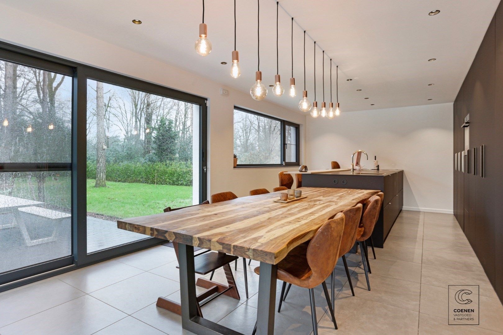 Prachtig gerenoveerde villa  met 4 slpk's, een bew. opp. van 200 m² op een uiterst rustig en groene ligging te Schilde foto 9