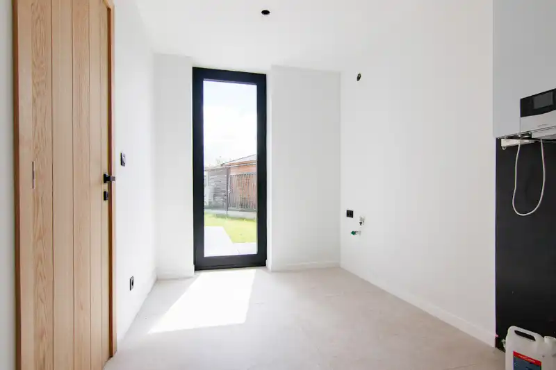 Zeer ruime, totaal gerenoveerde halfopen bebouwing in een rustige, doodlopende straat op centrale locatie! foto 13