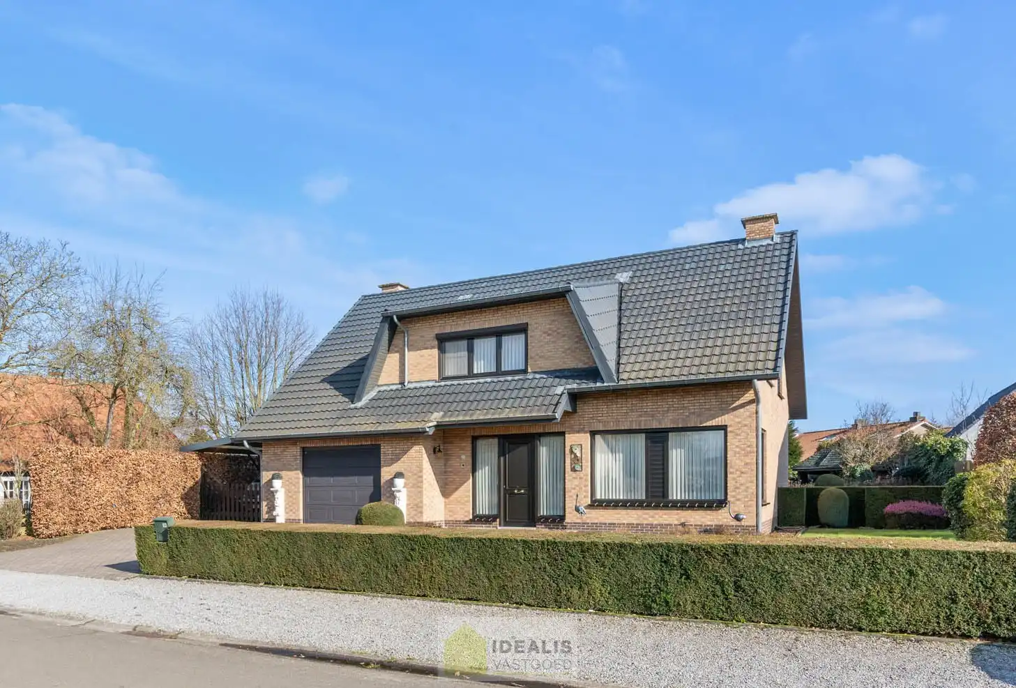 IDEALIS VASTGOED – PERFECT ONDERHOUDEN EN INSTAPKLARE GEZINSWONING MET 4 SLAAPKAMERS, 2 BADKAMERS EN EEN MOOIE WOONOPPERVLAKTE VAN +- 185M² OP EEN AANGENAAM EN RUSTIG GELEGEN PERCEEL VAN 6A 80CA OP GEGEERDE LOCATIE IN ACHEL! foto {{pictureIndex}}