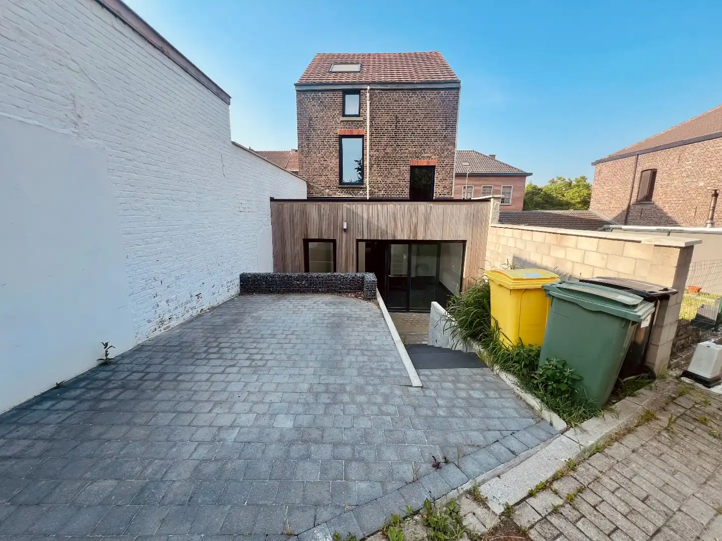 Gerenoveerde rijwoning met 2 slpks, poyvalente zolderruimte, terras en autostaanplaats foto 12