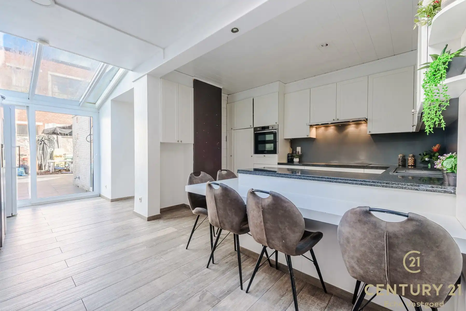 Ruime, gerenoveerde woning met 4 slpk en stadstuin foto {{pictureIndex}}