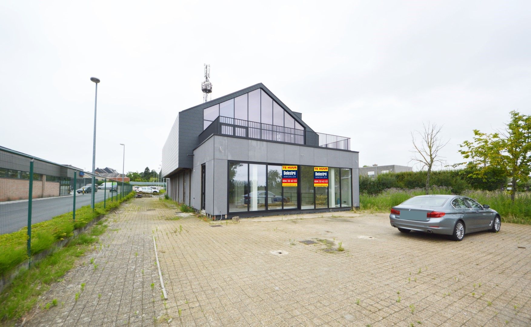 OPMERKELIJK MULTIFUNCTIONEEL BEDRIJFSGEBOUW MET VEEL PARKING foto 7