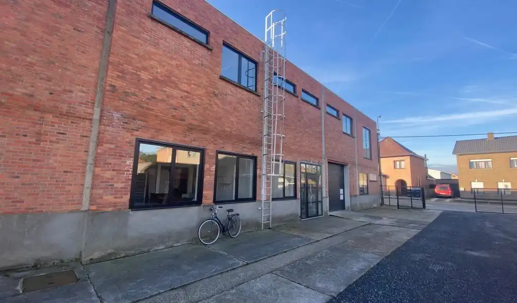 Budgetvriendelijk kantoor te huur vlakbij R4 in Laarne foto {{pictureIndex}}