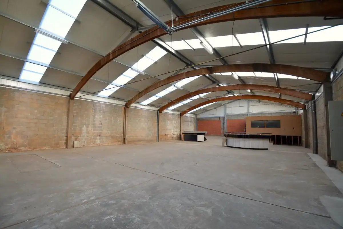 OPSLAGRUIMTE (430m²) TE HUUR met geïsoleerd dak, hoge elektrische sectionaalpoort en BUREEL te Oostkamp (Hertsberge). Op 4km van E40. foto 3