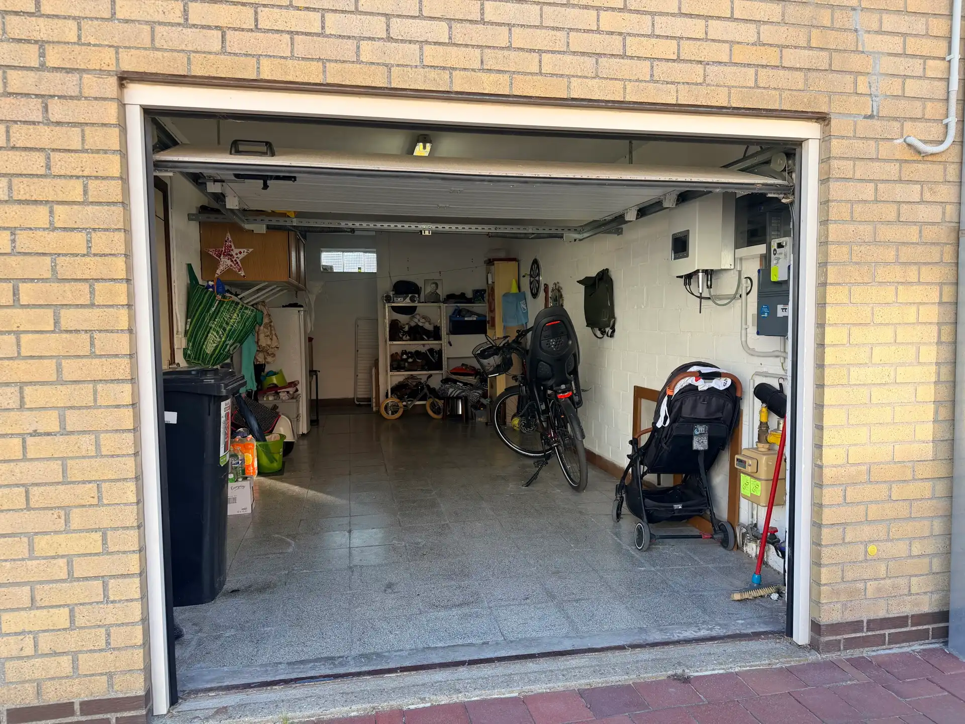 TE KOOP Instapklare bel-etagewoning met terras en ruime garage. foto 2