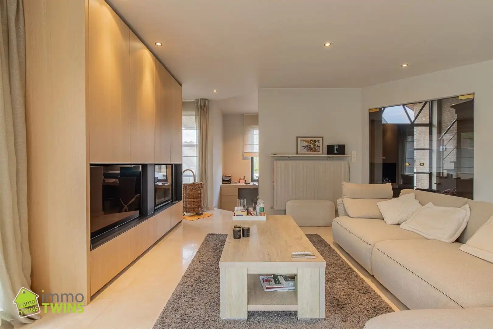 Prachtige instapklare open bebouwing te huur met afgesloten tuin en dubbele garage foto 4