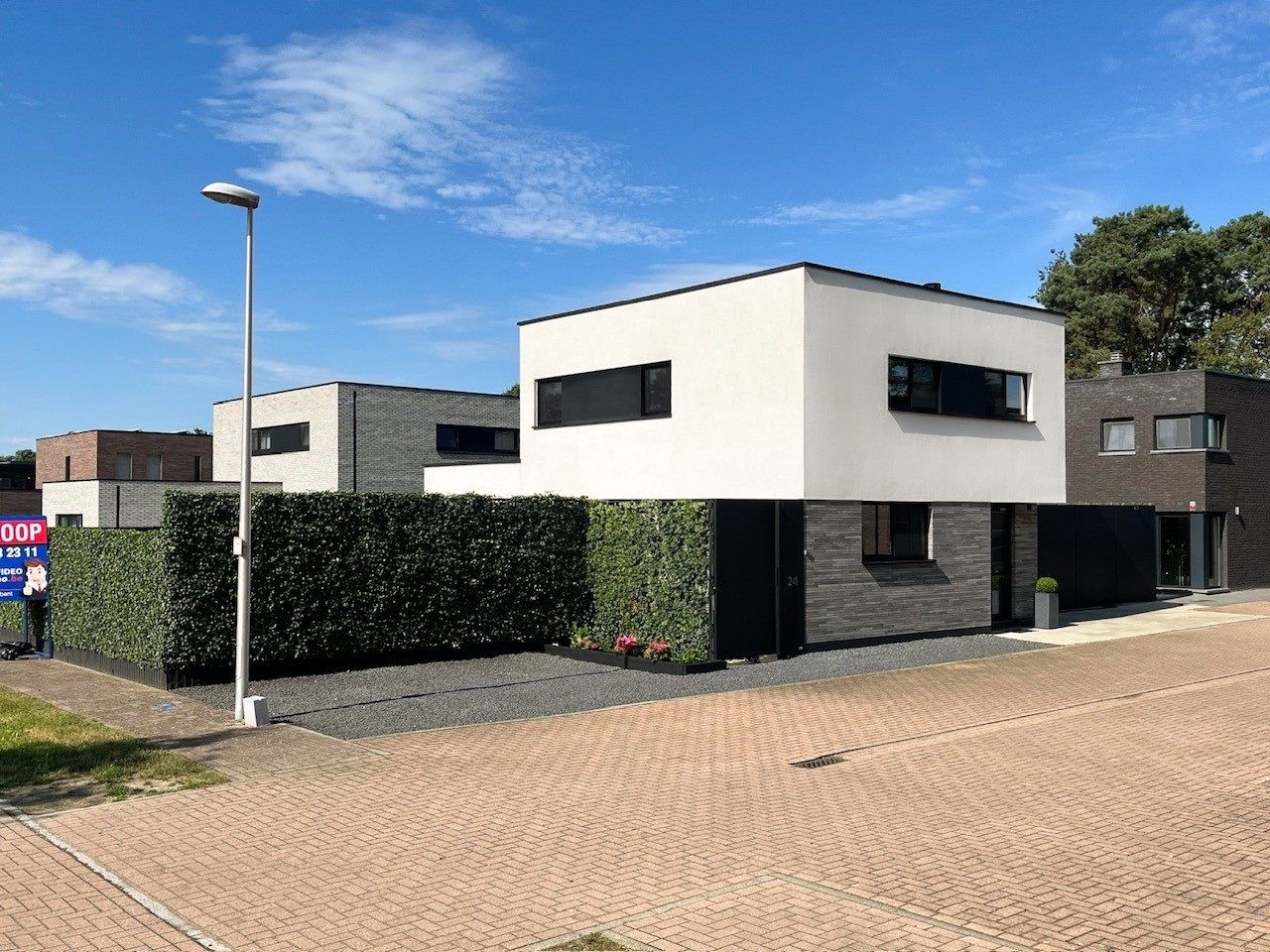 Moderne open bebouwing met drie slaapkamers op uitstekende locatie foto 1