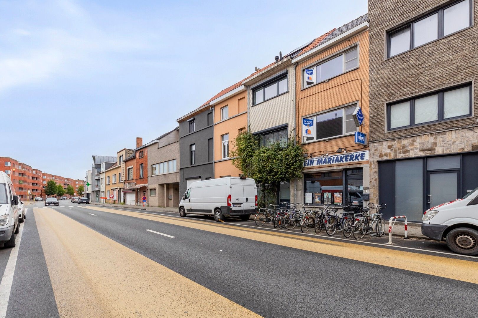 Ideaal gelegen handelspand met woonst en zonnige tuin nabij de Bourgoyen. foto {{pictureIndex}}