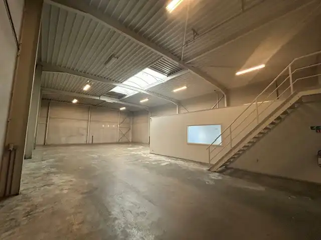 TE KOOP: MODERN BEDRIJFSPAND OP UITSTEKENDE LOCATIE IN PELT - IDEAL VOOR UW VOLGENDE ONDERNEMING! foto 3