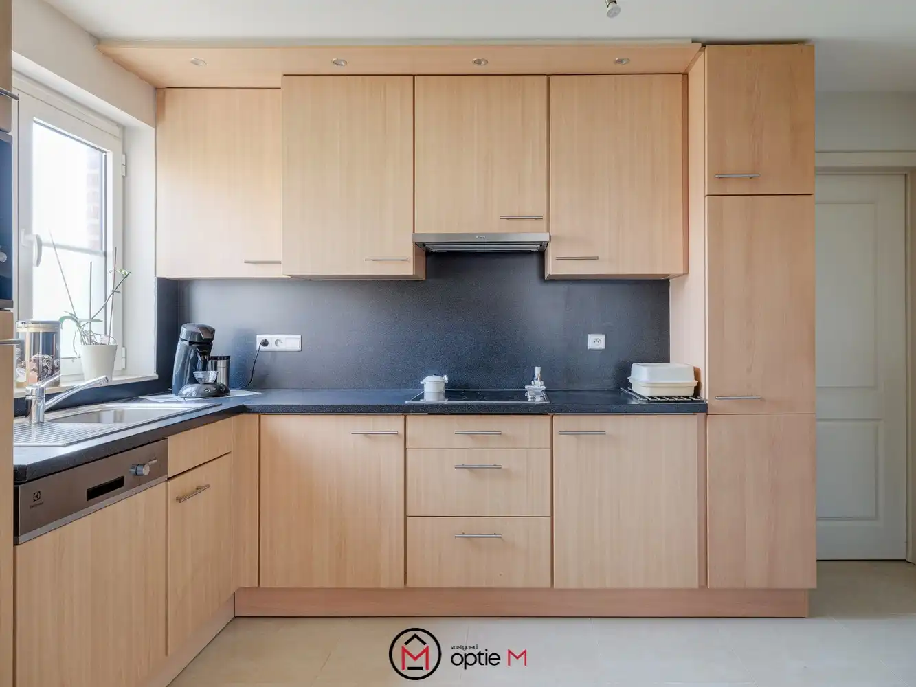 Gelijkvloers appartement te koop in Bilzen – Ruim wonen met terras, carport en kelderberging foto 9