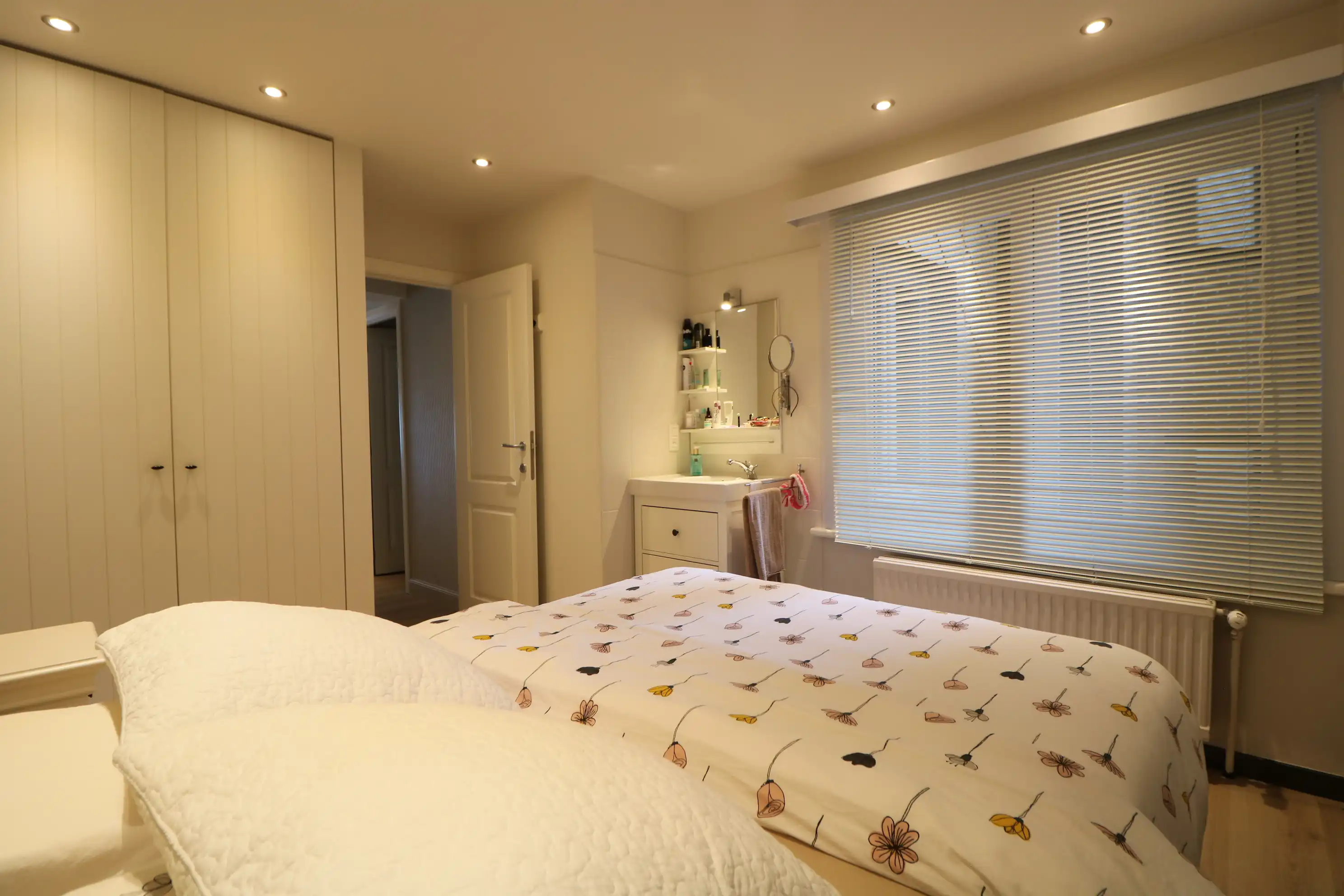 Instapklaar 2-slaapkamerappartement met zicht op zee.  foto 9