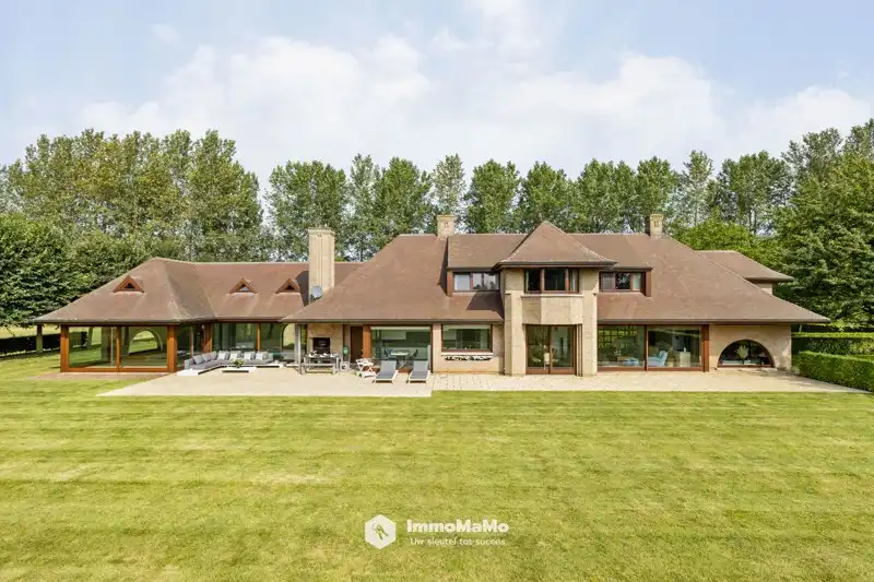 UNIEKE VILLA MET BINNENZWEMBAD EN PAARDENSTALLEN OP EEN TOPLOCATIE TE KOOP IN MENDONK (GENT) foto {{pictureIndex}}