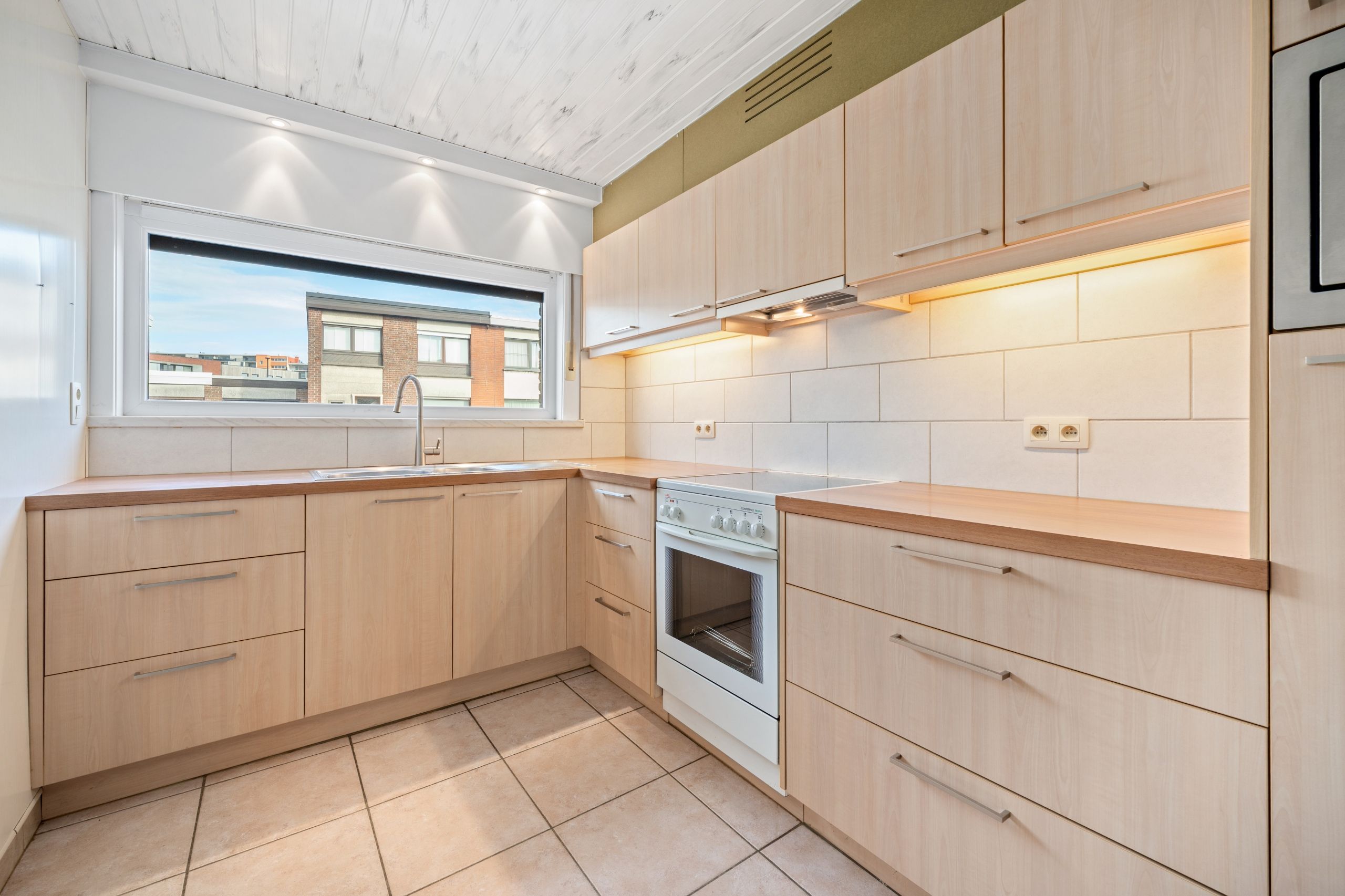 Op te frissen rijwoning op 197m2 in een centraal gelegen buurt foto 6