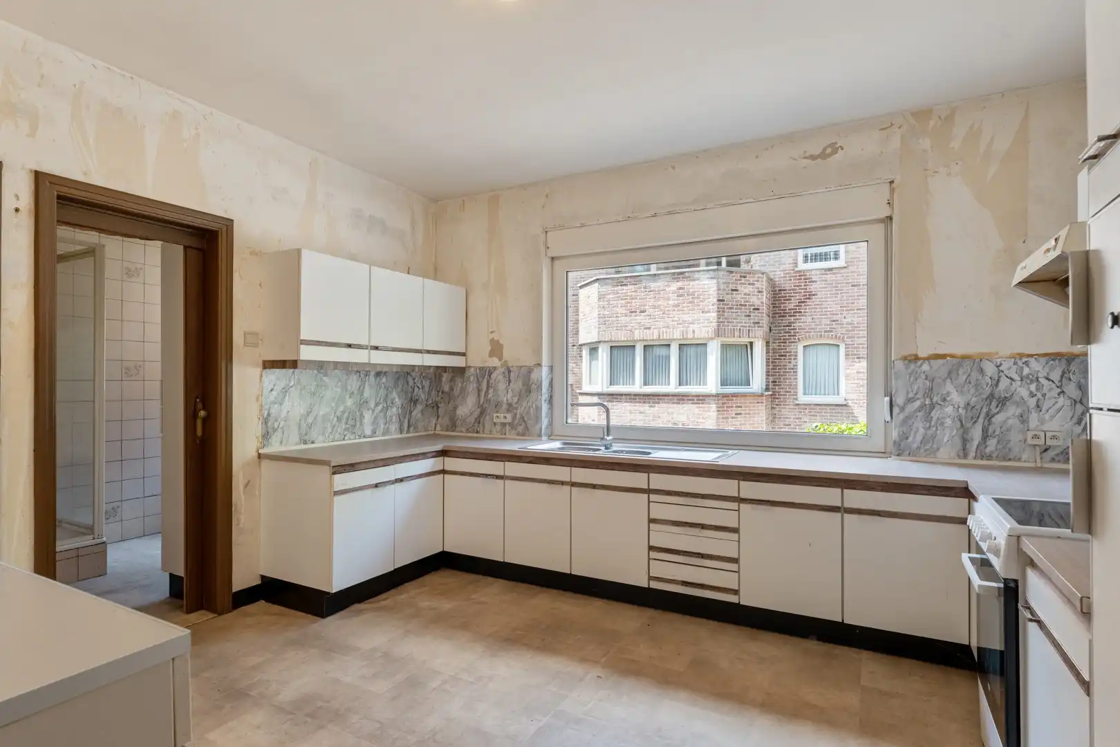Op te frissen woning met 4 slaapkamers in Genk (Bret) foto 6