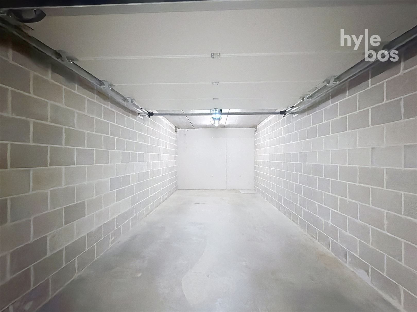 Instapklaar 2 slaapkamer appartement met garage foto 18