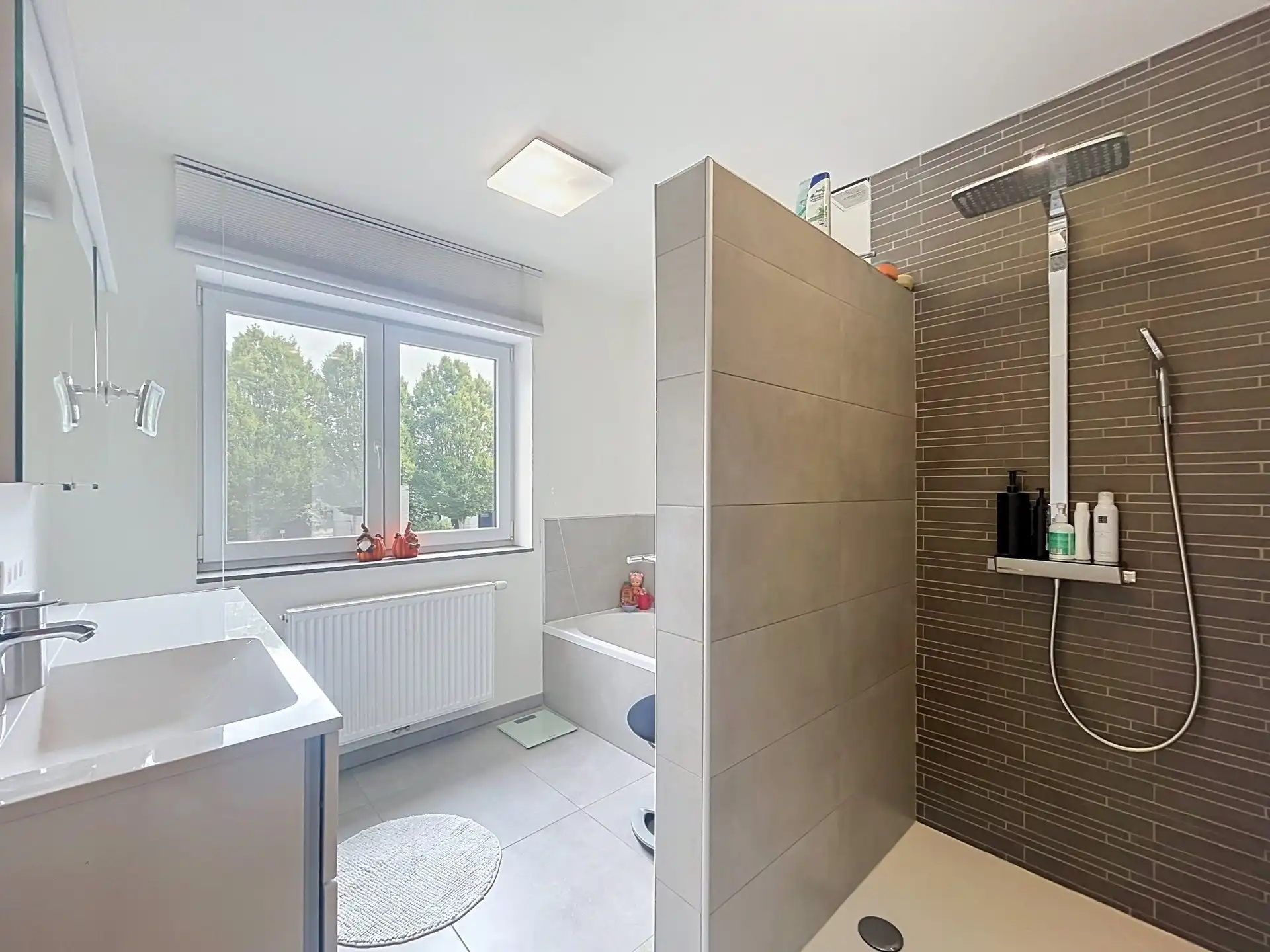 Moderne BEN gezinswoning met 4 slaapkamers, garage en poolhouse op perceel van 347m² foto 18