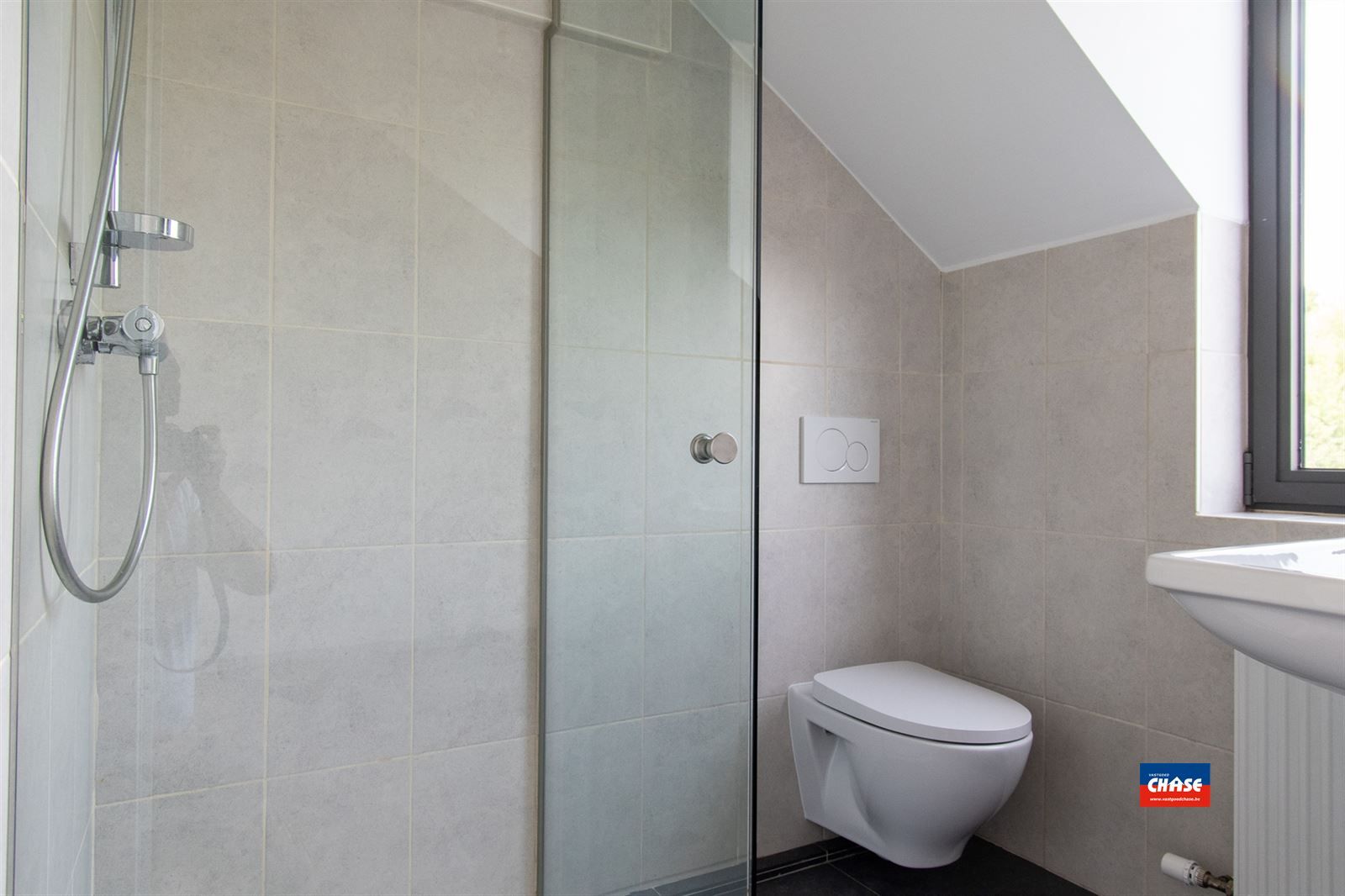 Gerenoveerde rijwoning met 3 slpks en grote tuin foto 21