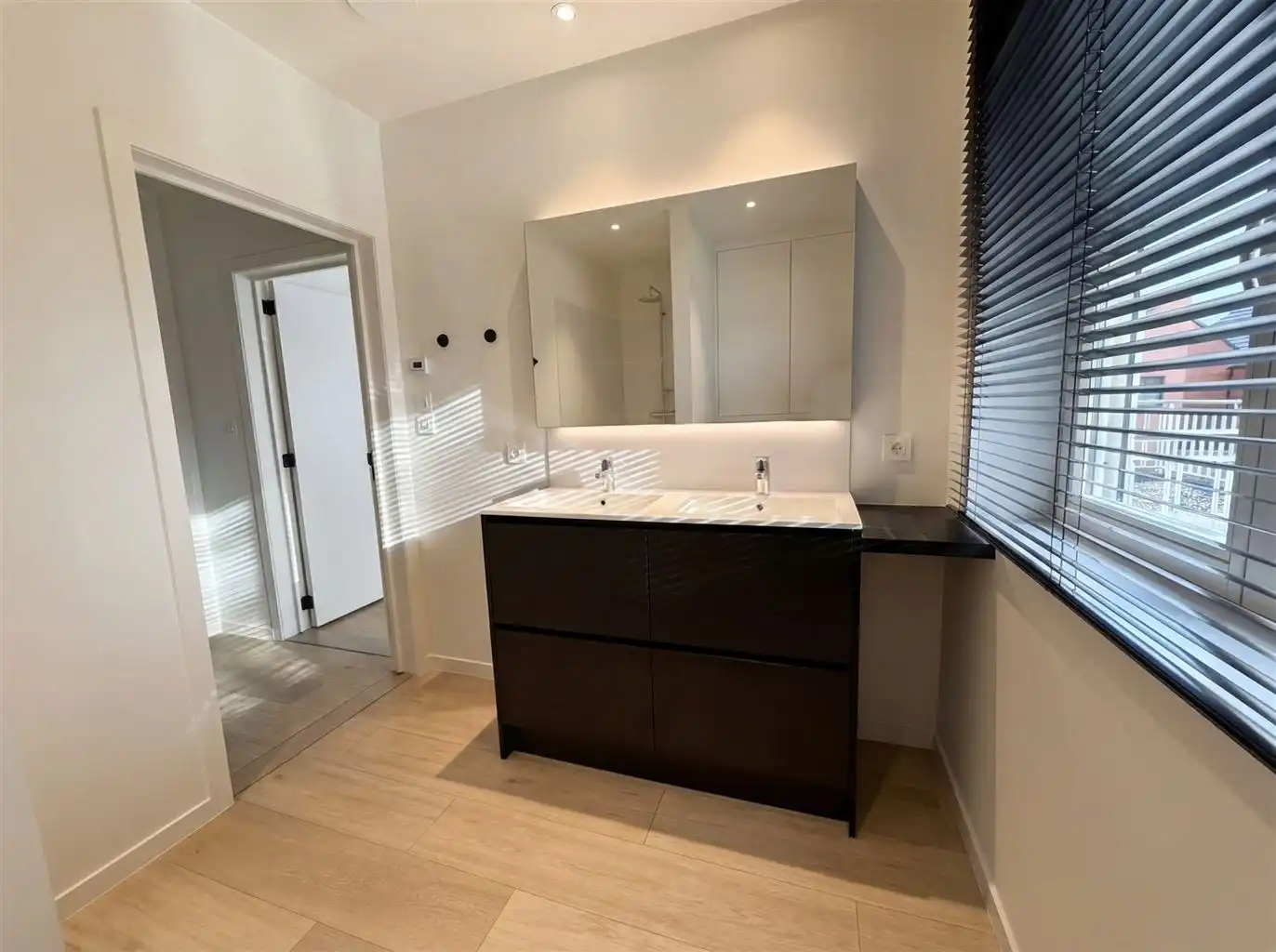 Luxe appartement voorzien van 4 slaapkamers, ruim terras, afgesloten garagebox en 2 autostaanplaatsen gelegen nabij het centrum van Maaseik. foto 15