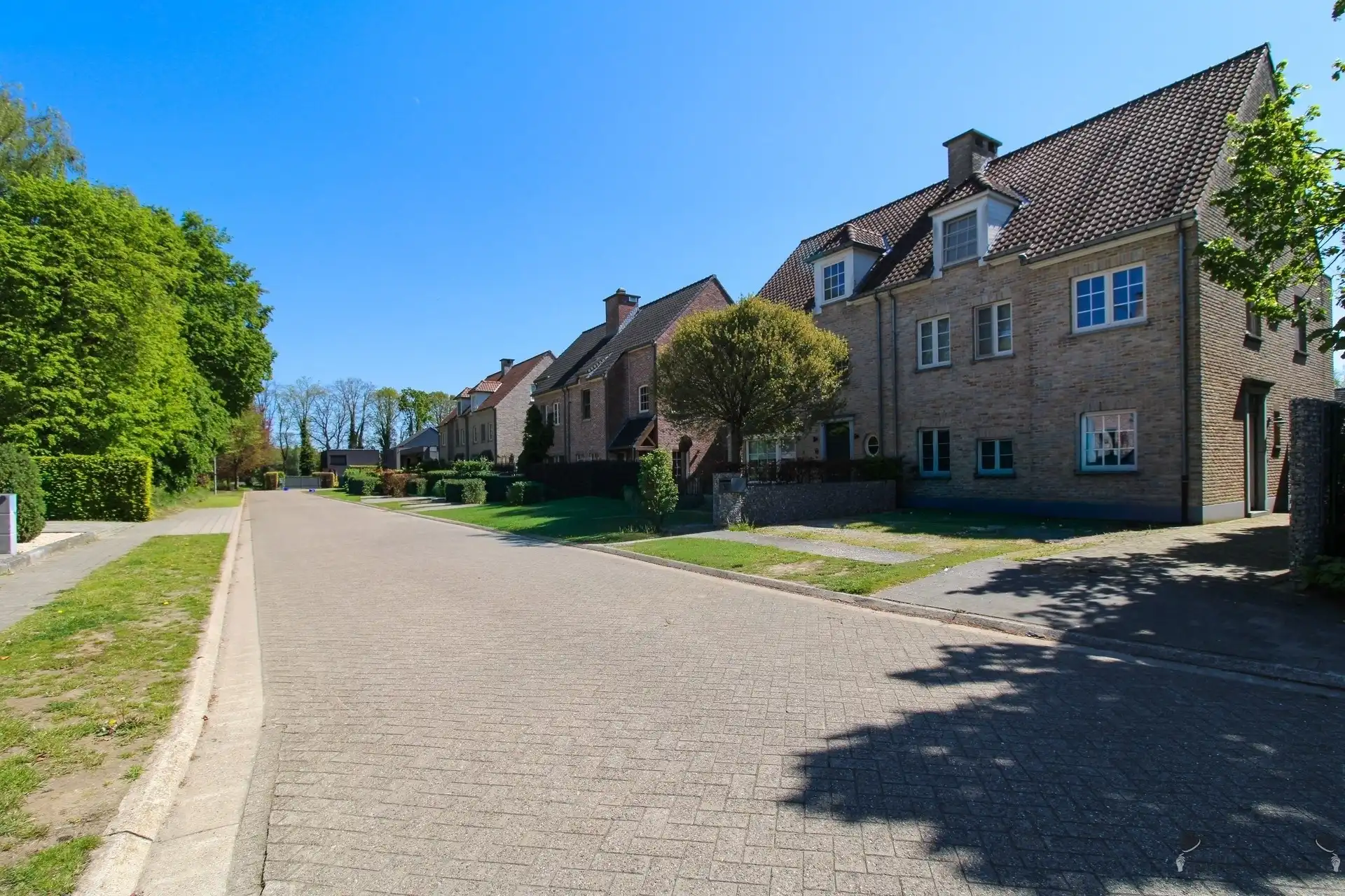 Ruime woning met 3 slpks, tuin en tuinberging foto 2