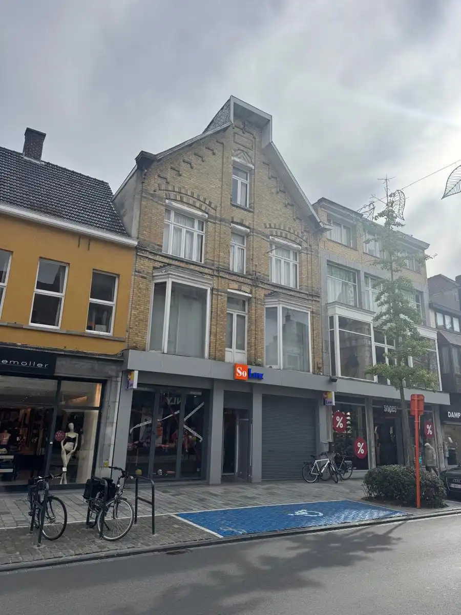 Winkelpand +- 775 m² te huur Ooststraat Roeselare foto {{pictureIndex}}