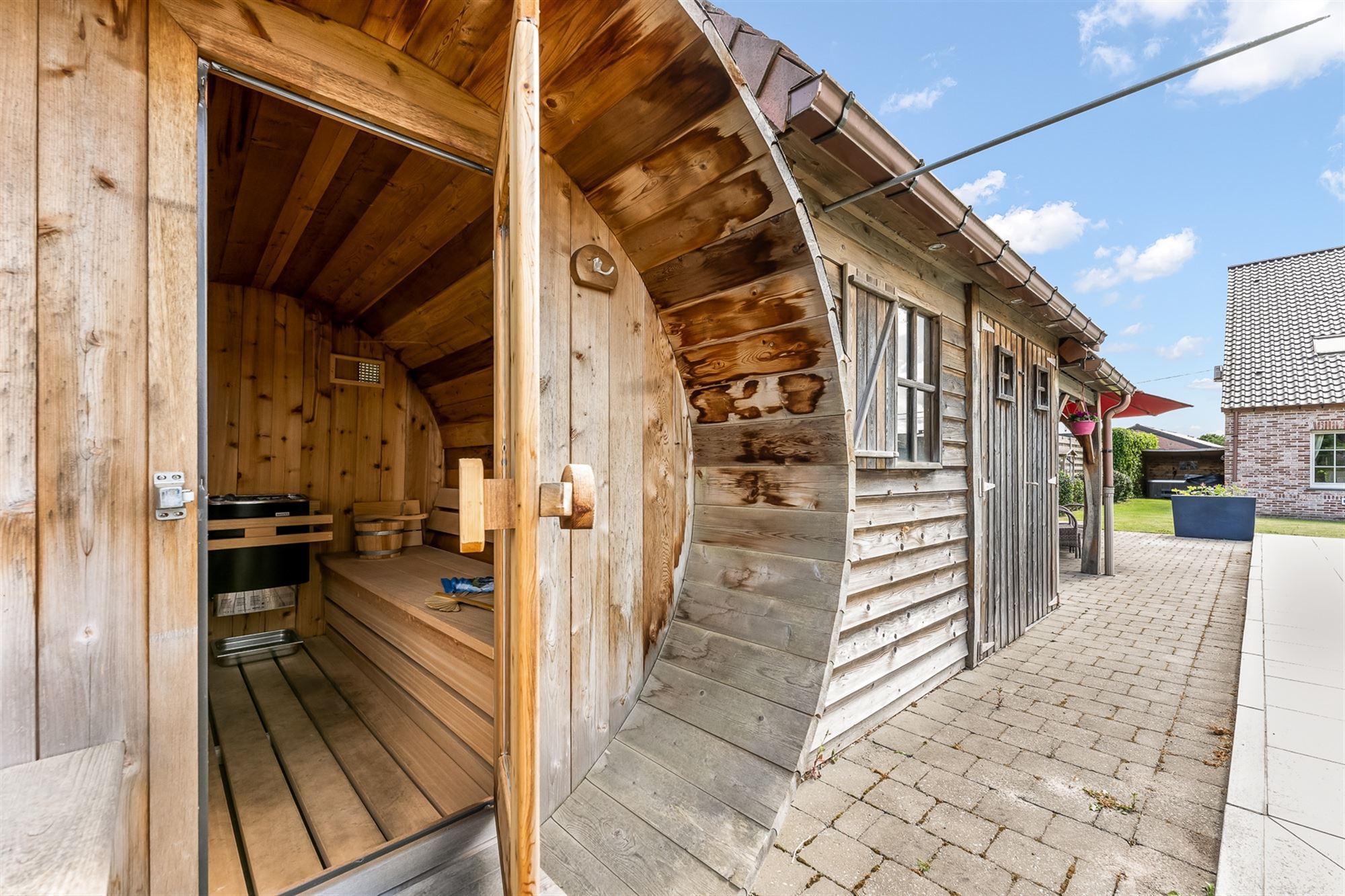 Energiezuinige woning met verwarmd zwembad en ruime garage op ideale ligging foto 25