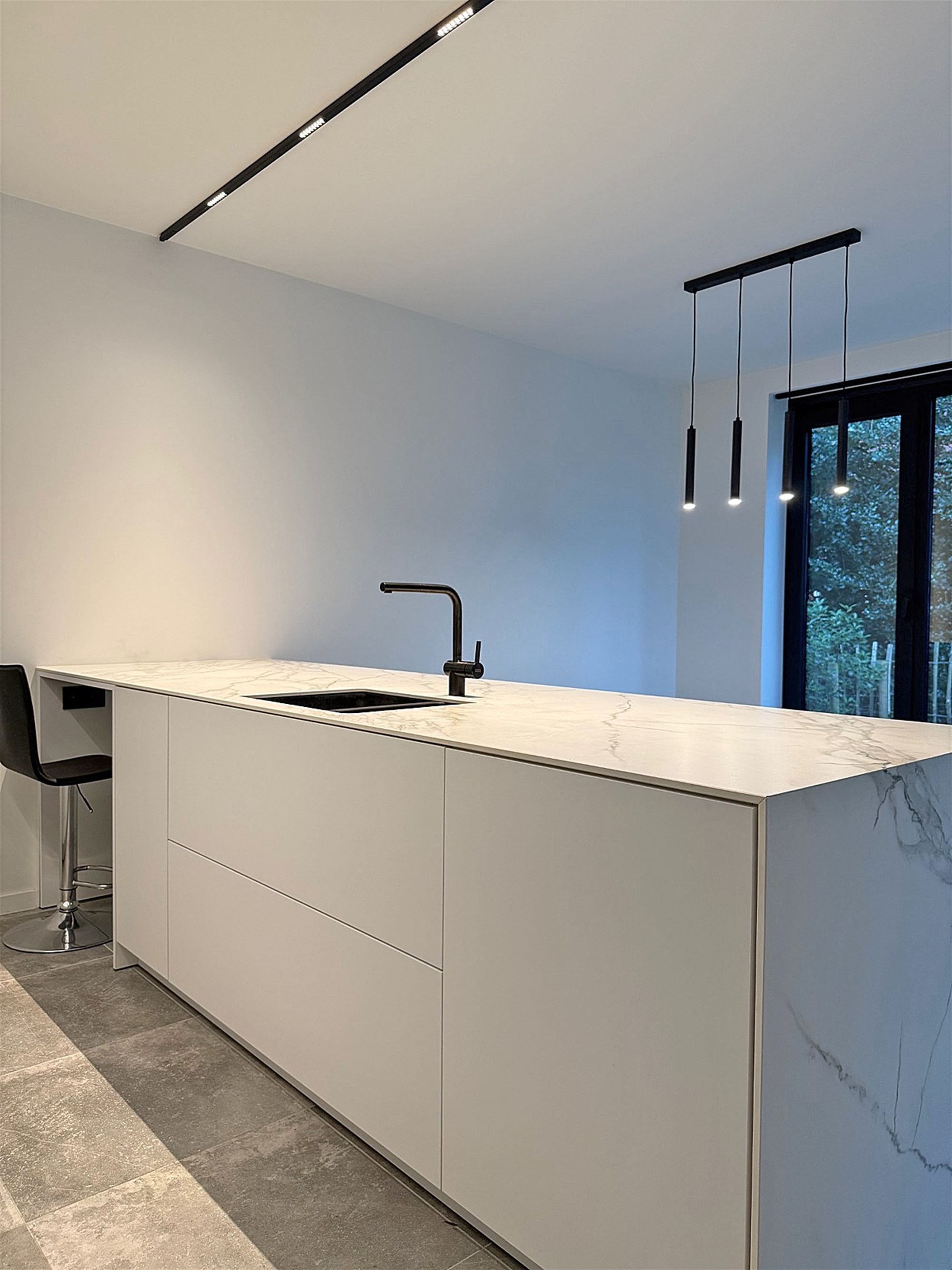 APPARTEMENT (gelijkvloers) met terras / tuin, 1 slaapkamer, ruime bergingen & autostaanplaats foto 8