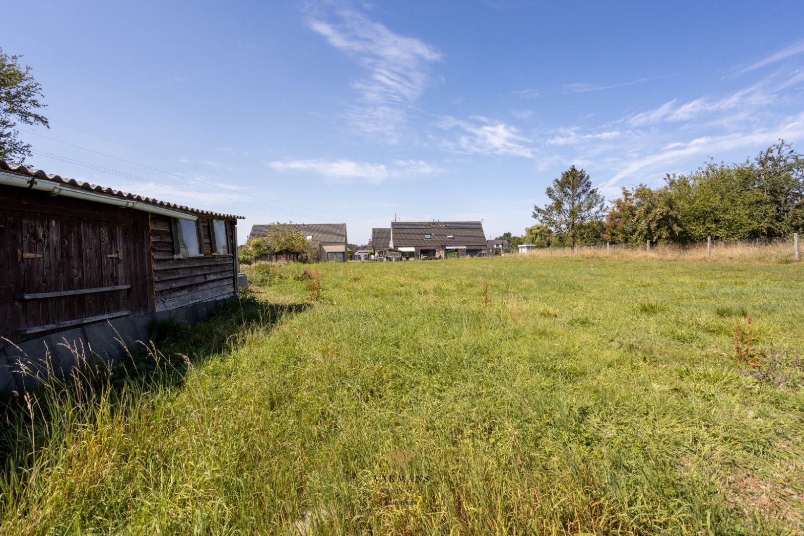 Woning met 3 slaapkamers en grote dubbele garage op prachtige locatie. foto 25