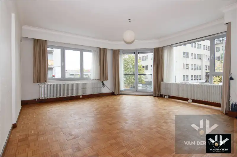 Op te frissen, lichtrijk appartement op toplocatie in bruisend Hasselt foto 3