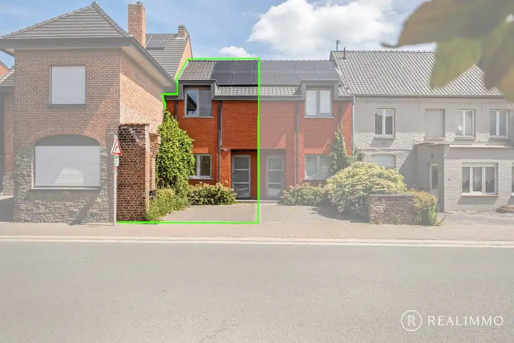 Recente woning met 2 slaapkamers, koer en privatieve parkeerplaats in het centrum van Celles! foto {{pictureIndex}}