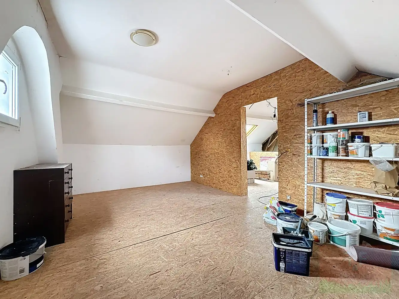 Instapklare hedendaagse gezinswoning met garage, opslagruimte en grote tuin foto 22