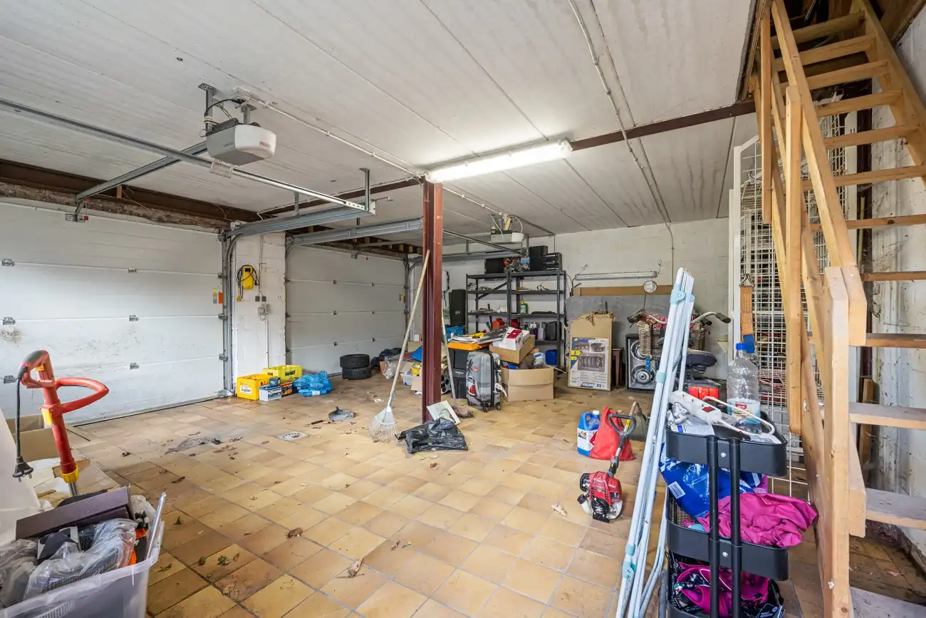 Ruime op te frissen gezinswoning met 4 slaapkamers, dubbele garage en zonnige tuin op 1.595 m² foto 17