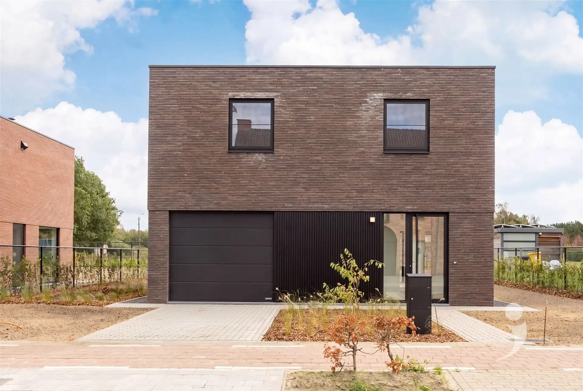 Nieuwbouwwoning met 4 slaapkamers en twee badkamers! foto {{pictureIndex}}