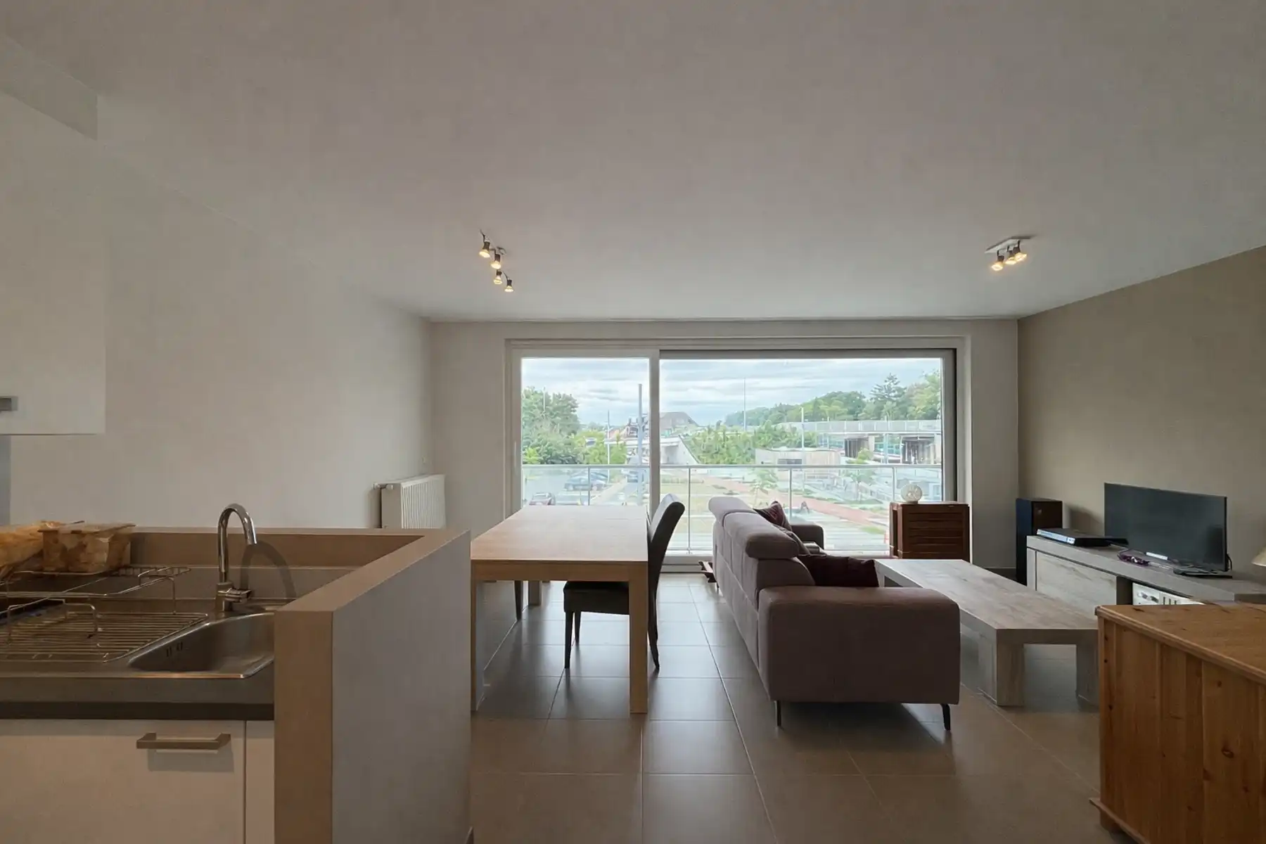 Instapklaar appartement met 2 slaapkamers en terras foto 2