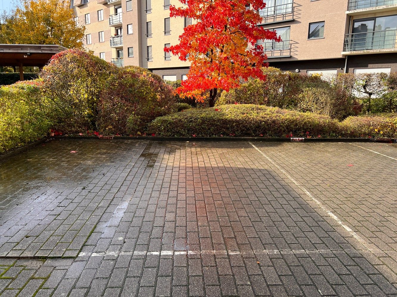 Niet overdekte autostaanplaats Te huur in Leuven - Buitenstaanplaats foto 2