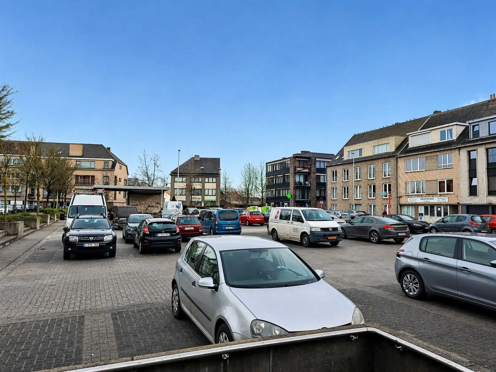 Commercieel gelegen hoekpand met parkingplein voor de deur foto 20
