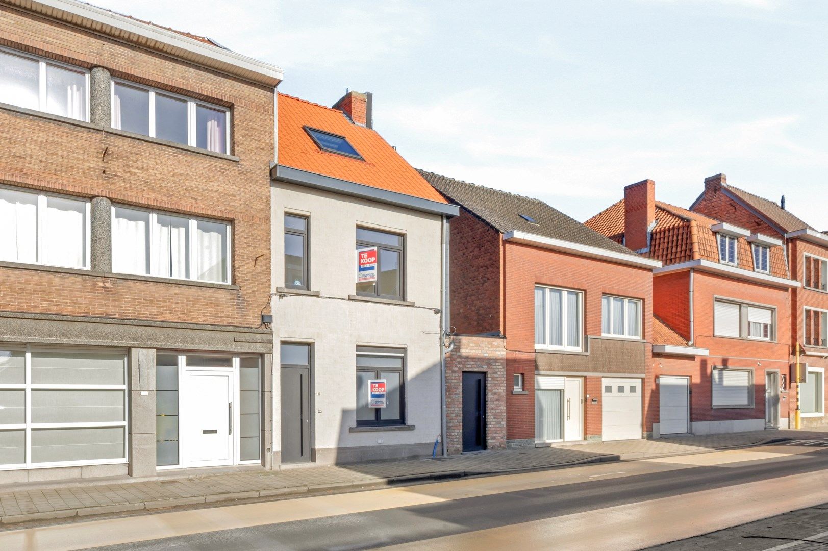 RECENT GERENOVEERDE WONING (2024) MET 3 SLPKS, RUIME TUIN EN MOGELIJKHEID DUBBELE GARAGE foto 2