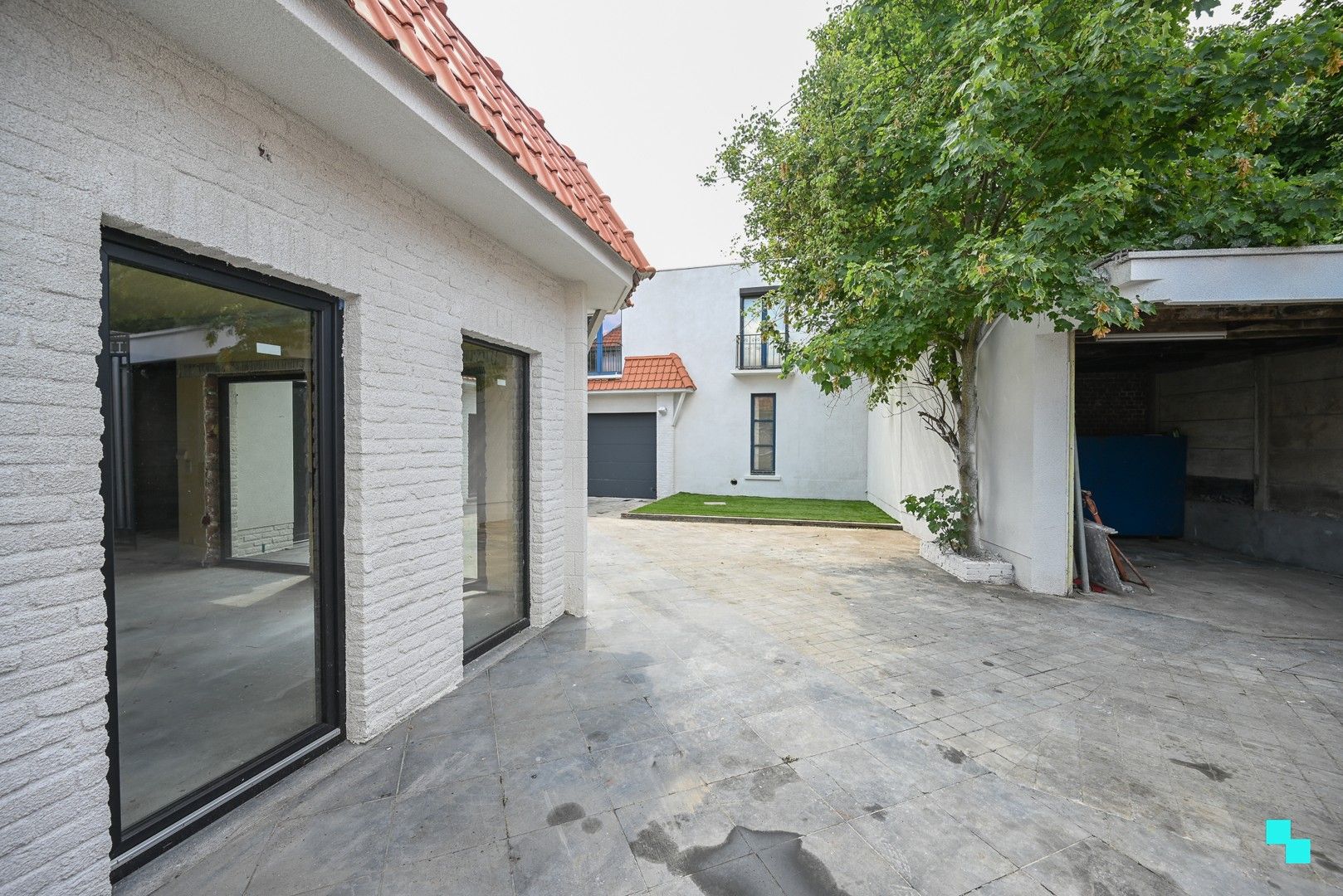 Toonzaal of bureelruimte met riante opslagruimte in hartje Kuurne op discrete ligging foto 5